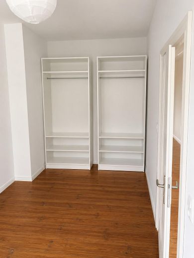 Encantador piso antiguo de 3 habitaciones – Schrank Schlafzimmer