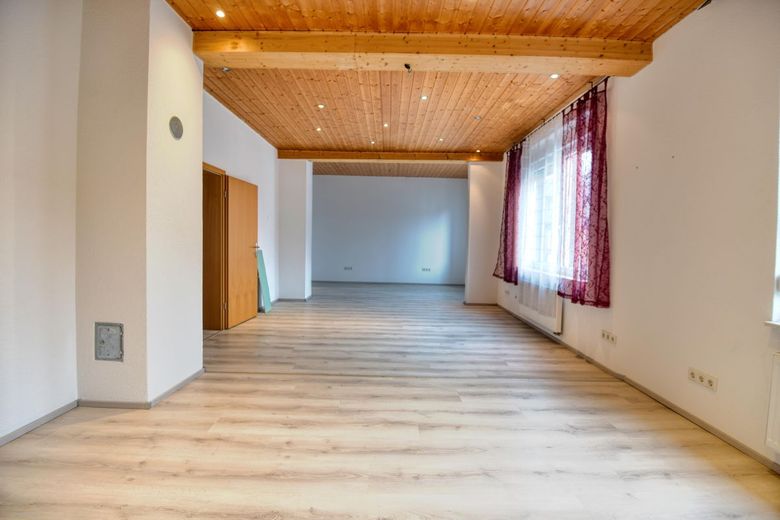 Bezugfsfreie 6 ZKBB mit XL-Panoramaterrasse &amp; Gemeinschaftsgarten | Gepflegtes 2FH mit Garage – Wohnzimmer
