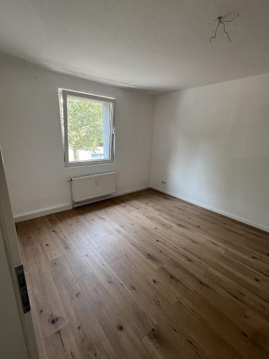 Frisch renovierte/sanierte, helle 2-Zimmerwohnung m. Wohnküche + Tageslicht-Duschbad – Schlafzimmer