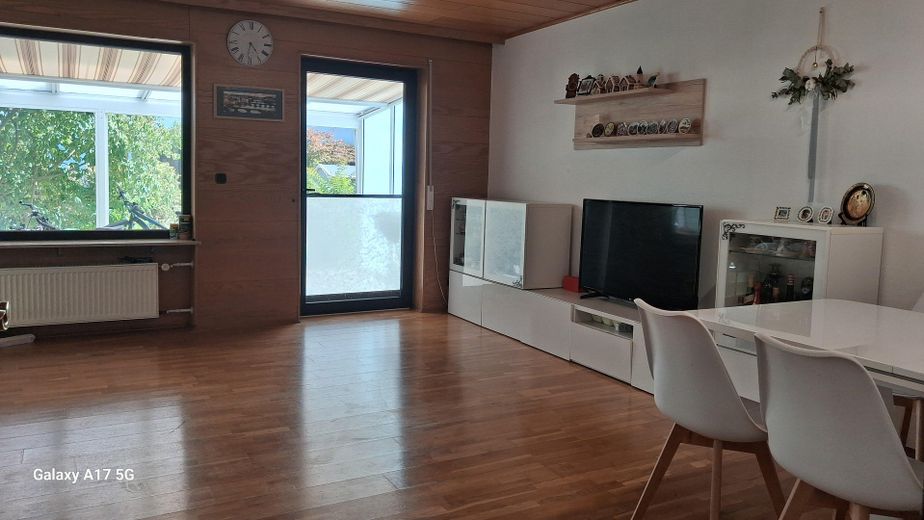 Schönes Haus mit vier Zimmern in Main-Taunus-Kreis, Hattersheim-Okriftel – Wohnzimmer