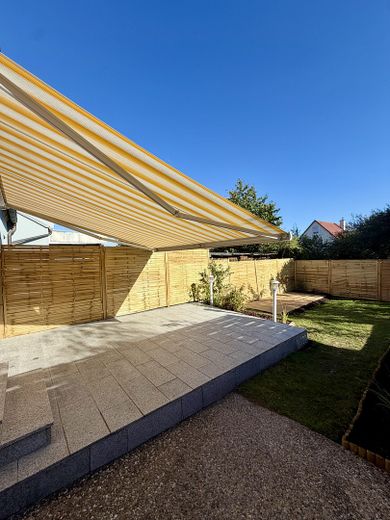 منزل شبه منفصل مُجدّد بحديقة – 100 م² مساحة سكنية، مرآب في تسيرندورف – Terrasse mit Sonnenmarkise