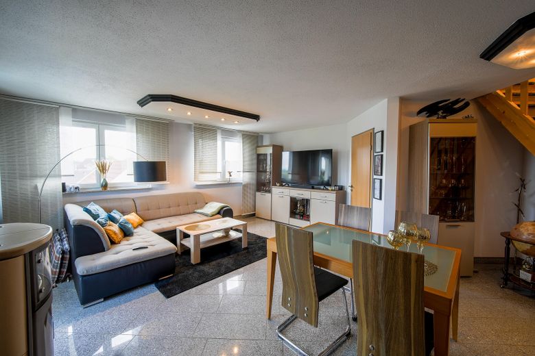 Außergewöhnliche 2-Zimmer-Dachgeschosswohnung mit Kamin, Vollbad, Balkon & ausgebautem Dachboden – Wohnzimmer_Bild3