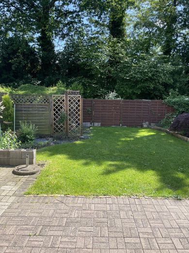 Charmantes Einfamilien-Endreihenhaus mit Garten in stadtnaher und ruhiger Lage – Blick in den Garten