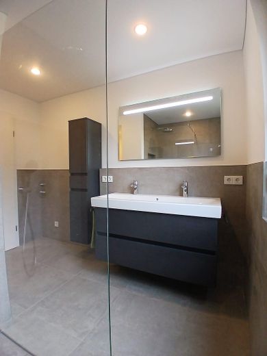 Piso de 4 habitaciones completamente renovado con balcón en Trier-Heiligkreuz – de alta calidad y listo para entrar a vivir – Badezimmer