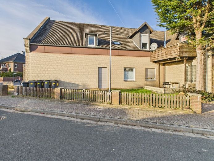 Altes Haus voller Leben, mit Geschichte und Rendite – Nebenstraße