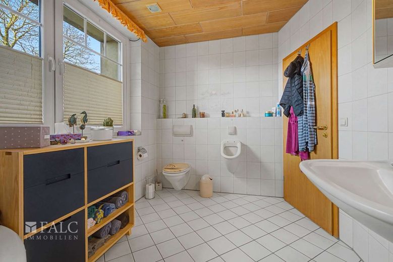 Seltene Gelegenheit in Dülmen - Großzügiges Mehrgenerationenhaus auf traumhaftem 1.335 m² Grundstück – Zweites Badezimmer_WE01
