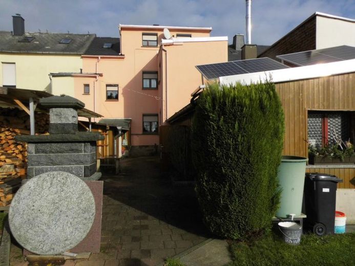 ¡Casa unifamiliar o bifamiliar reformada y disponible para entrar a vivir rápidamente, con instalaciones técnicas modernas y dependencias anexas, en una tranquila zona urbana de Treuen, en venta! – Foto 1