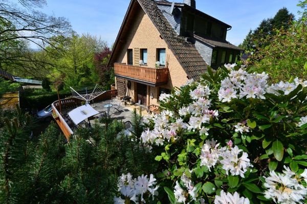 Casa bifamiliare con grande terreno in una posizione tranquilla di Siegburg Seligenthal