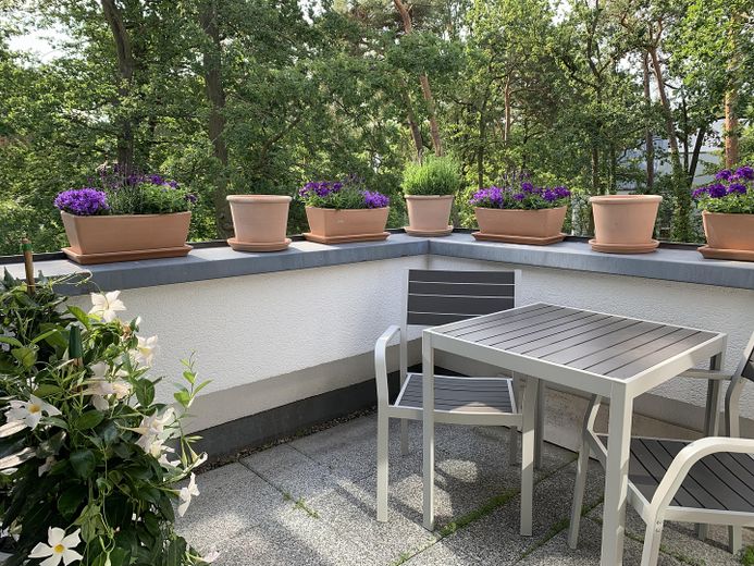 Oferta cenowa! Jasny, wolny od zamieszkania dwupoziomowy DG z dużym tarasem dachowym – Balkon