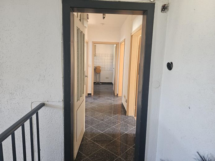 Top-Anbindung & WG-geeignet: Helle 2.5-Zi-DG-Wohnung mit EBK in Stgt-Bad Cannstatt – Flur und Eingangsbereich