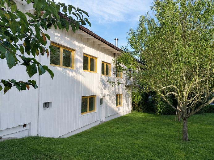 Wohnen & Arbeiten unter einem Dach – 479 m², 2 Wohnungen, Büros + Halle und Garten – Außenansicht Südseite