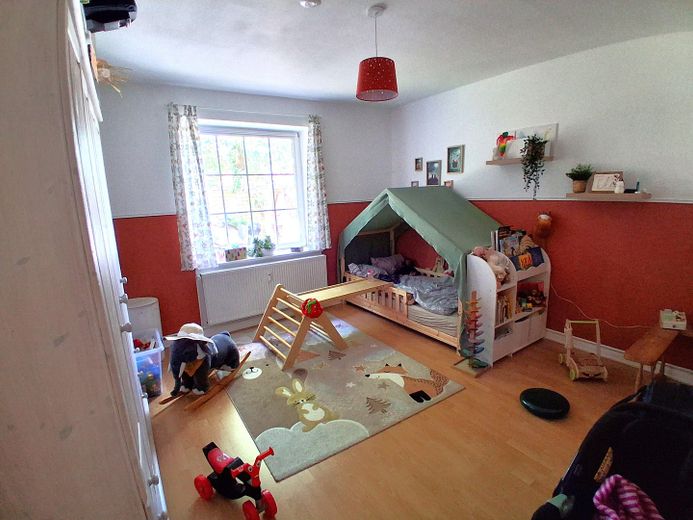 Zweifamilienhaus mit Werkstatt in zentraler Lage. – EG Kinderzimmer