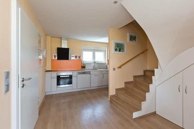Haus am Fleesensee - unverbaubarer Seeblick - komplett möbliert – Küche mit Treppenhaus