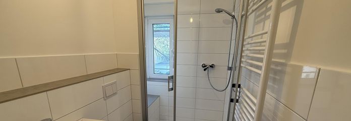 Modernes Bad mit Dusche