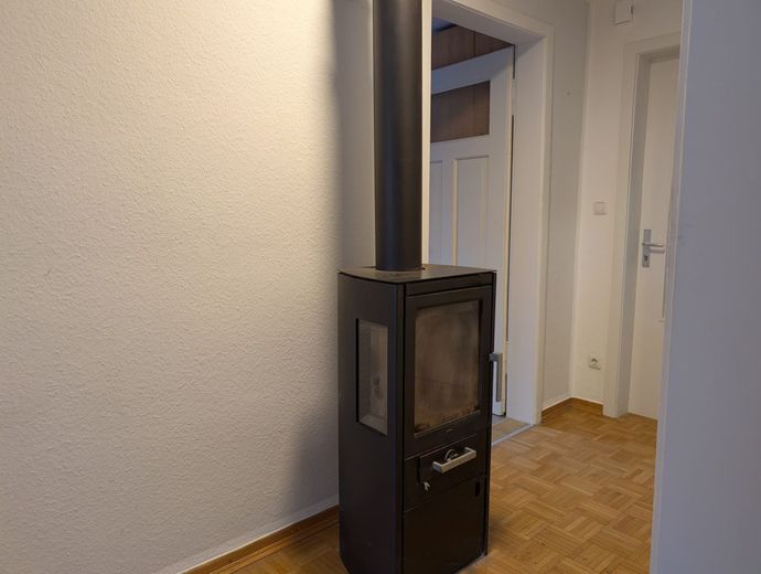 2 Wohnungen mit Charme zu vermieten – Ein Kamin empfängt Sie im Flur