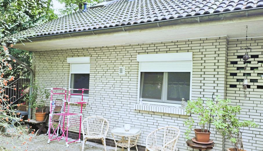 EINZIGARTIG 3 HÄUSER,GROßFAMILIEN-OASE MIT PRAXIS-POTENZIAL,HAMBURGER SPECKGÜRTEL – Aktuell Haupthaus vorn links