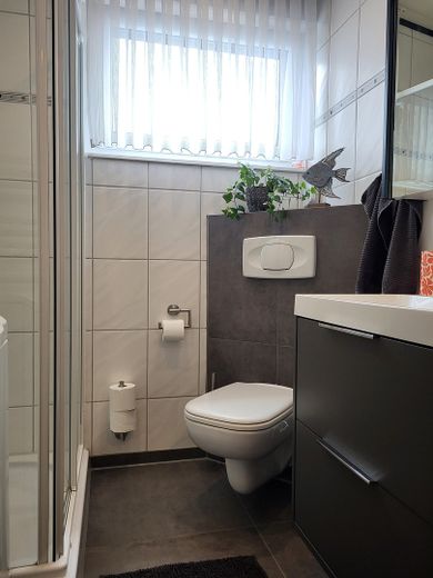 Ferienhaus mit hohem Ertrag – helles Badezimmer