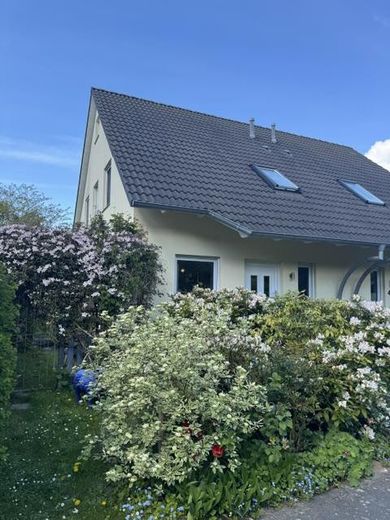 Modernes Ostseehaus in Toplage zwischen Kühlungsborn und Heiligendamm – Hausfront