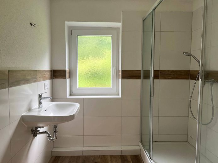 EINZIEHEN UND SPAREN: Große 3-Zimmer-Wohnung mit großem BALKON und EBK im staatlich anerkannten Naturerholungsort Lechbruck am See – Ansicht II: Bad