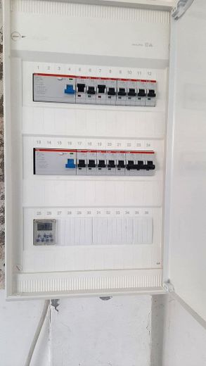 Hannover: Ladenlokal mit 77m² und großen Schaufenstern-Parkplätze vor der Tür – Neue Elektrik