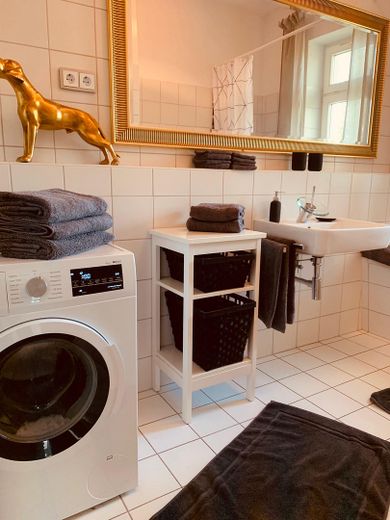 Lutherstraße: 2-Zimmer-Wohnung mit toller Küche, Parkett und Balkon – Badezimmer IV