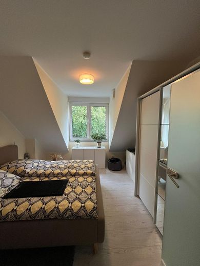 Piso accesible de 3 habitaciones en ubicación céntrica con balcón y vistas a zonas verdes – Schlafzimmer 1