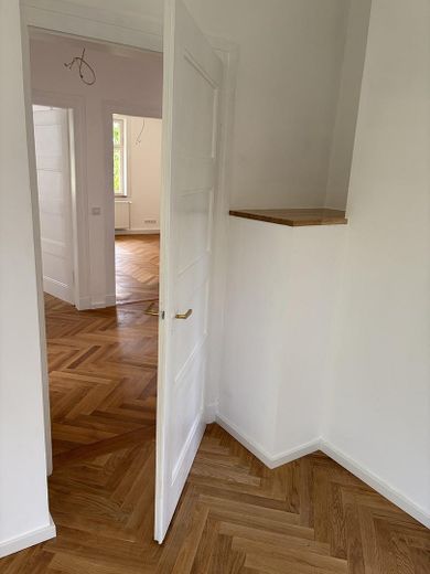 Esclusivo appartamento d’epoca di 146 m² completamente ristrutturato in posizione privilegiata a Göppingen–elegante, moderno, unico – Zimmer 5 - Wohnzimmer