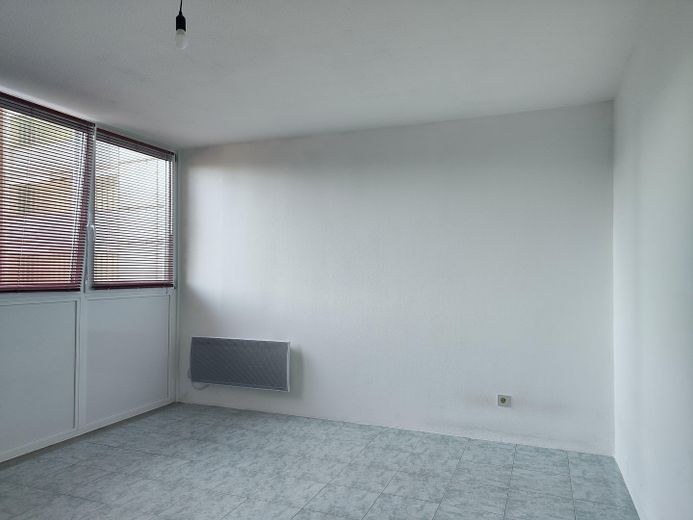 von Privat – Helle 2-Zimmerwohnung mit großer, wettergeschützter Südwestloggia – München-Bogenhausen – Schlafzimmer