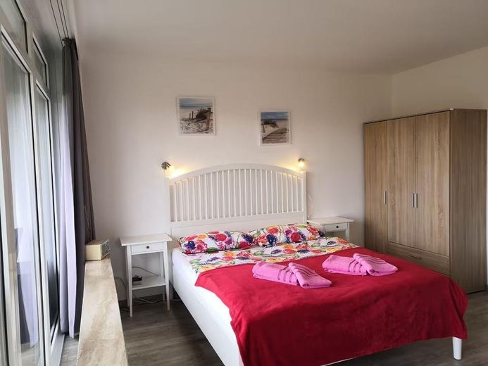 Gleich hinter dem Deich am neuen Dünenpark, 1 Zimmerwohnung – Bett