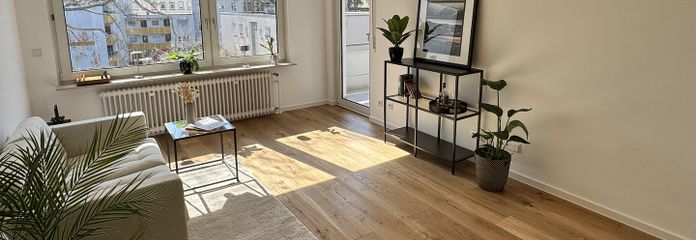 Ubicación perfecta, renovada con materiales de alta calidad: exclusivo apartamento de 3 habitaciones – Wohnzimmer 