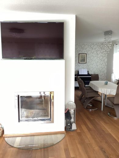 Modern detached house with upscale features and two terraces – Wohnzimmer mit Kamin