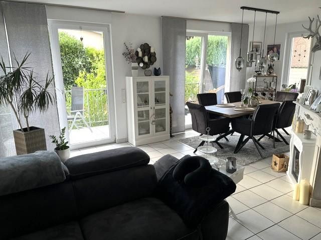 Hochwertige helle 3-Zi.-Whg., Einbauküche u. Balkon, in modernem 4-Fam.-Haus, Bestwohnlage Groovnähe – Wohn- / Essbereich Gartenblick