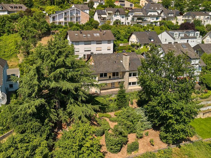 Terreni attraenti in posizione esclusiva in altura: vista panoramica sulla città di Bernkastel – Bestandsimmobilie + Bauplatz
