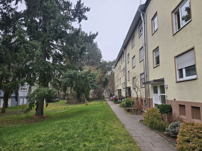 Kompakte 48 qm in kleiner Hausgemeinschaft im Landauer Stadtviertel Horst zu verkaufen! – 5193 - Gehweg zum Hauseingang
