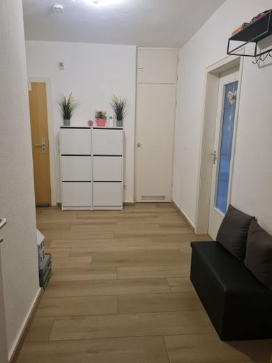 Sanierte 3,5-Zimmer-Wohnung in ruhiger Sackgassenlage – Flur