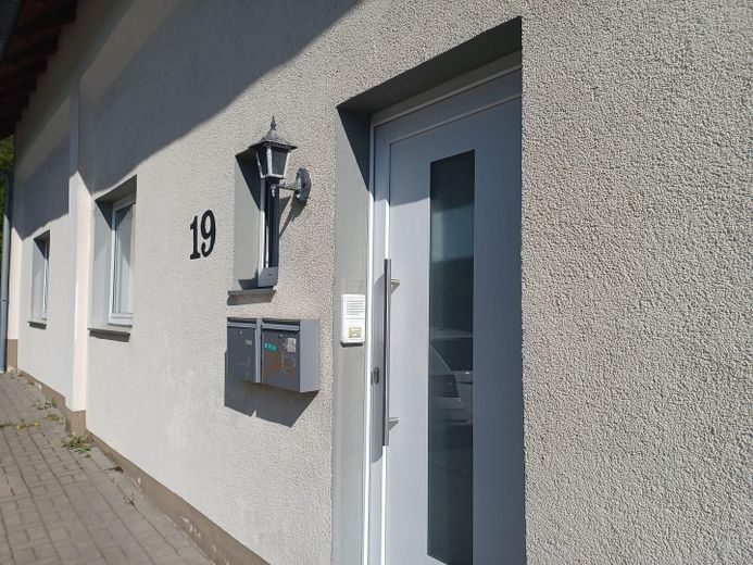Rentables Mehrfamilienhaus mit vielen Möglichkeiten – Erneuerte Hauseingangstüren