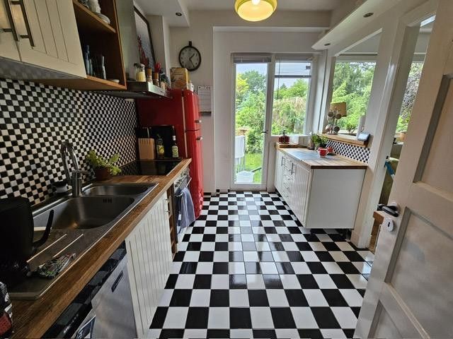 Klassieke rode klinker met oude stijlelementen - twee-onder-een-kapwoning in het noorden van Hamburg – Die Küche mit kultigem Smeg 