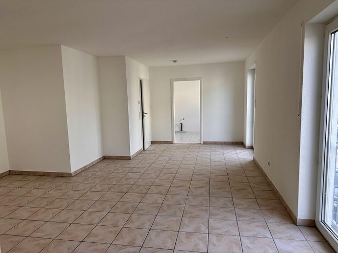 Appartamento di 2 locali in posizione tranquilla a Lev. Rheindorf – Wohn-Essbereich