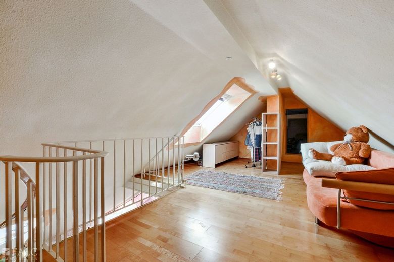 Charmante 3,5-Zimmerwohnung im 2. OG in ruhiger Lage – Gemütliches Dachstudio