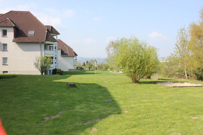 Grünfläche hinter den Häusern