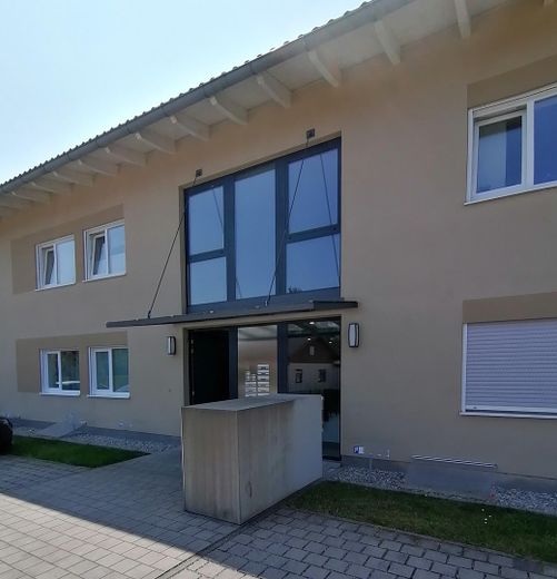 Bez prowizji! Ekskluzywne mieszkanie 2-pokojowe od strony południowej w centrum Bernau a.Chiemsee – Außenstellplatz u. Hauseingang