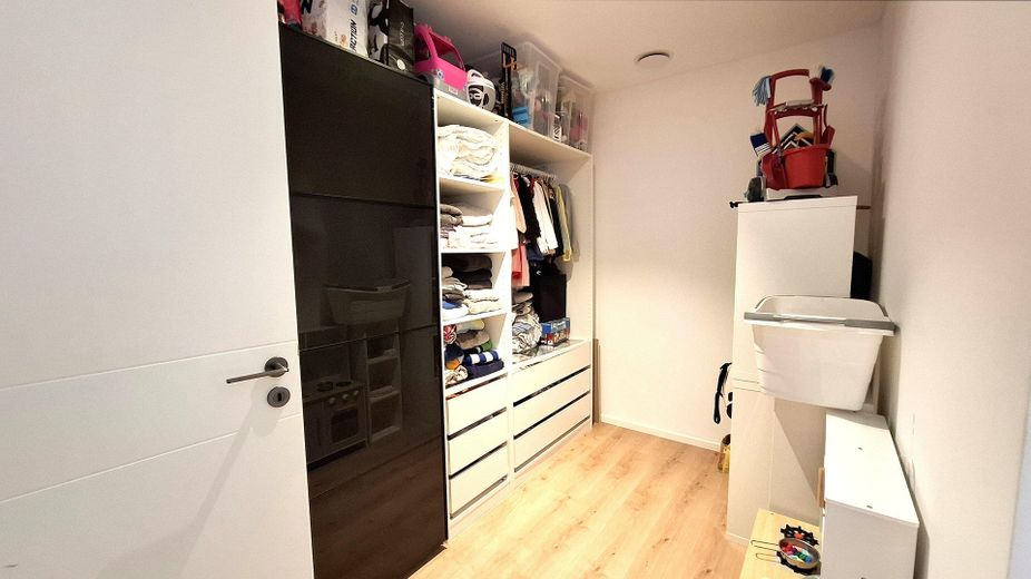 neuwertiges Einfamilienhaus mit der Doppelgarage – Ankleide OG