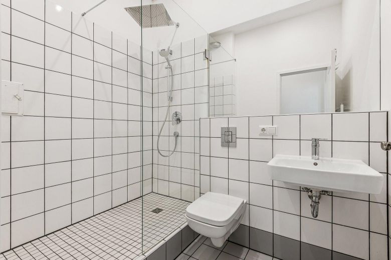 Helle 1-Zimmer-Wohnung, 2026 renoviert, sofort bezugsfrei in Berlin-Neukölln – Neues Badezimmer mit Dusche