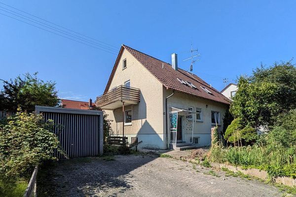 Sanierungsbedürftiges 2-Familienhaus in ruhiger Lage mit großem Garten