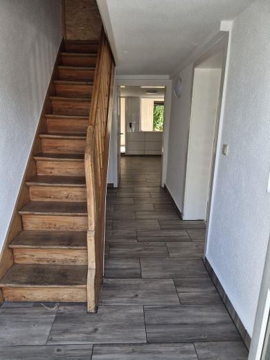 Viel Platz für ein gutes Leben in diesem freistehenden Einfamilienhaus mit Garten + Einliegerwohnung – Rauf geht´s