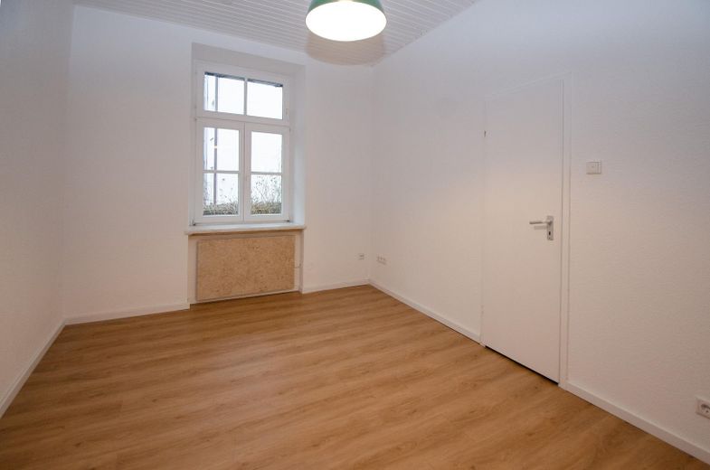 Sin comisión: apartamento de época renovado de 2 habitaciones en Schulstraße – Schlafzimmer