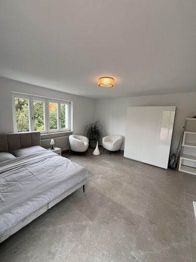 Lichtdurchflutetet, hochwertig möblierte 2- Zimmer Wohnung befristet – Wohn-/ Schlafzimmer