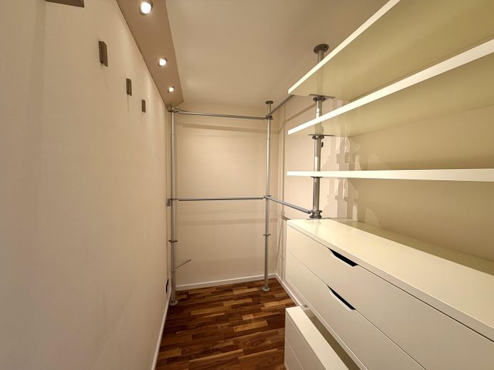 Piso split-level de alta calidad con carácter de casa en una ubicación privilegiada de Junkersdorf – Begehbarer Kleiderschrank EG