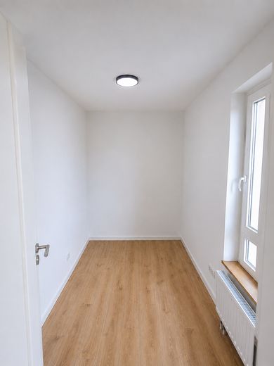 Modern kernsaniert provisionsfrei – stilvolles Wohnen mit besonderer Panorama-Fensterfront – Schlafzimmer