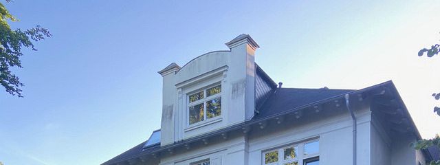 Außergewöhnliche Dachgeschosswohnung (135 m²) in historischer Villa in Aumühle – Repräsentative Villa